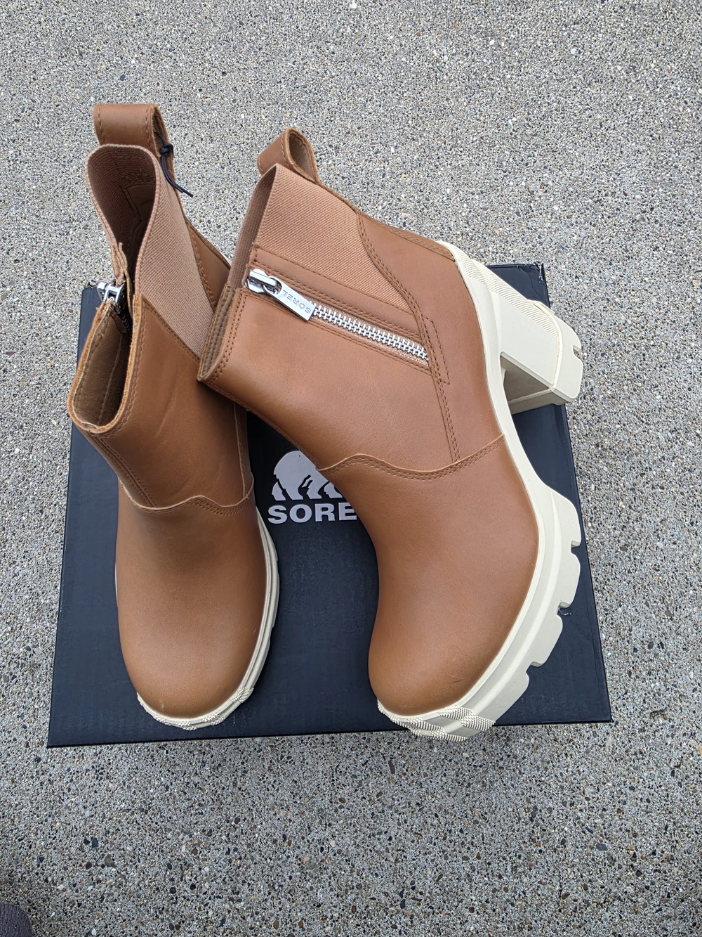 Sorel Caribou X Tan Leather Zip Chelsea Boot with Chunky Cream Sole Women 10